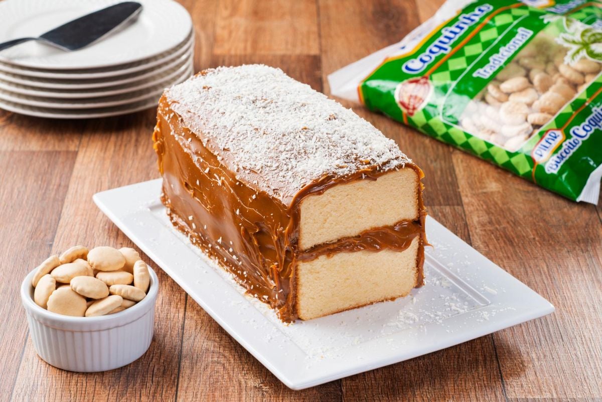 Bolo de coco com doce de leite