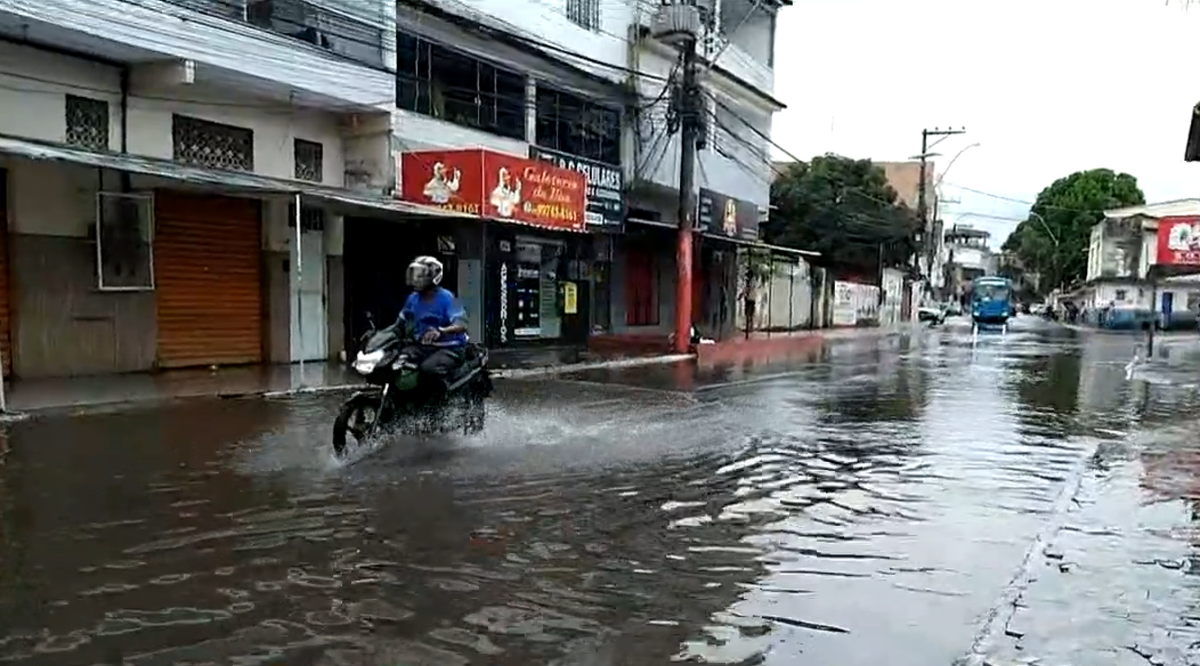 Chuva causa alagamento em Santa Inês, Vila Velha por Archimedis Patrício