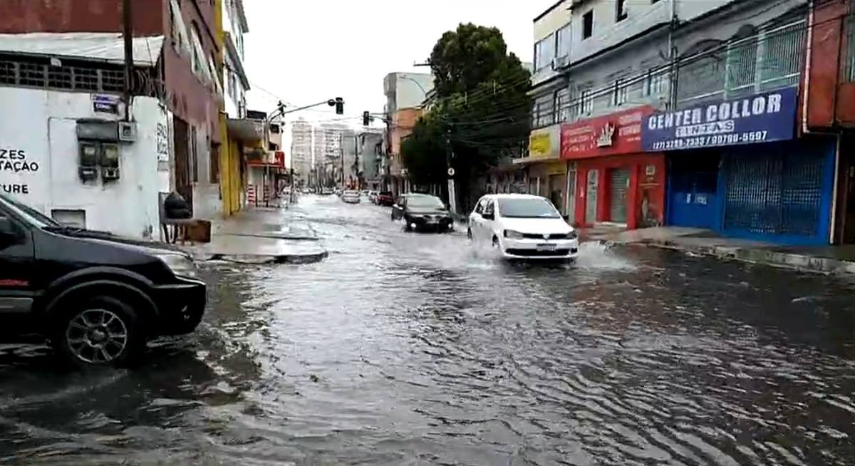 Chuva causa alagamento em Santa Inês, Vila Velha por Archimedis Patrício