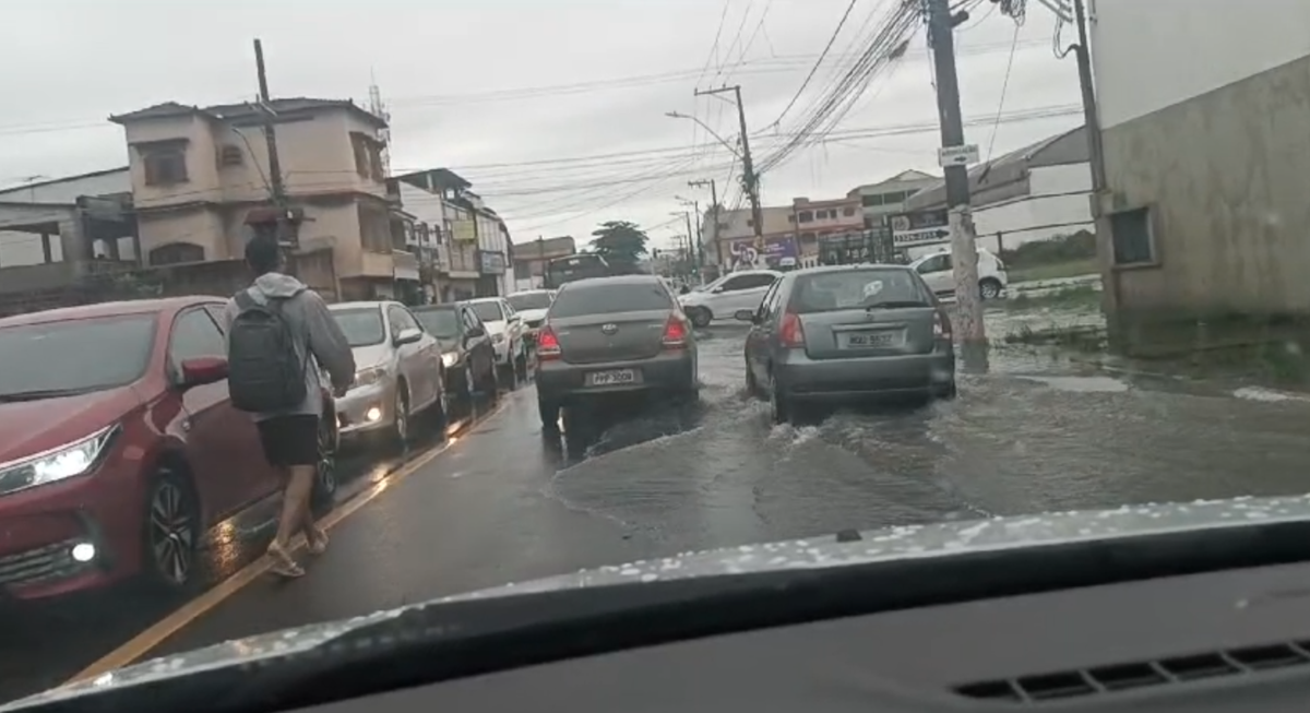 Chuva causa alagamento em Vila Velha