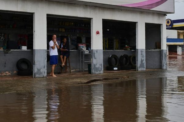 Chuva forte causa alagamento em bairros de Vila Velha por Fernando Madeira