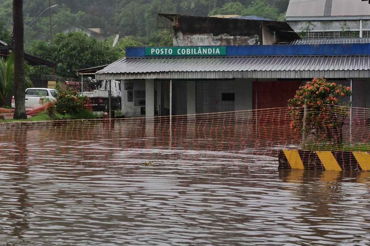 Chuva forte causa alagamento em bairros de Vila Velha