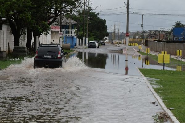 Chuva forte causa alagamento em bairros de Vila Velha por Fernando Madeira