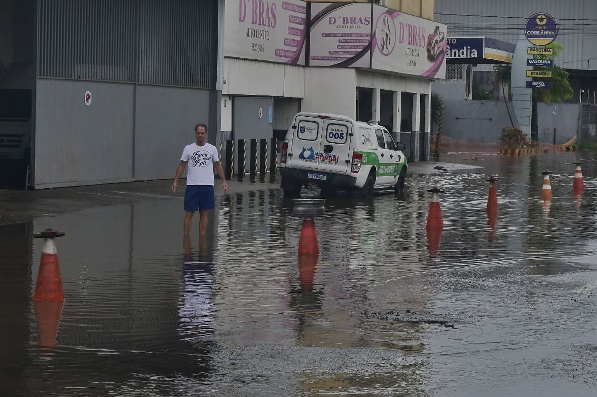 Chuva forte causa alagamento em bairros de Vila Velha por Fernando Madeira