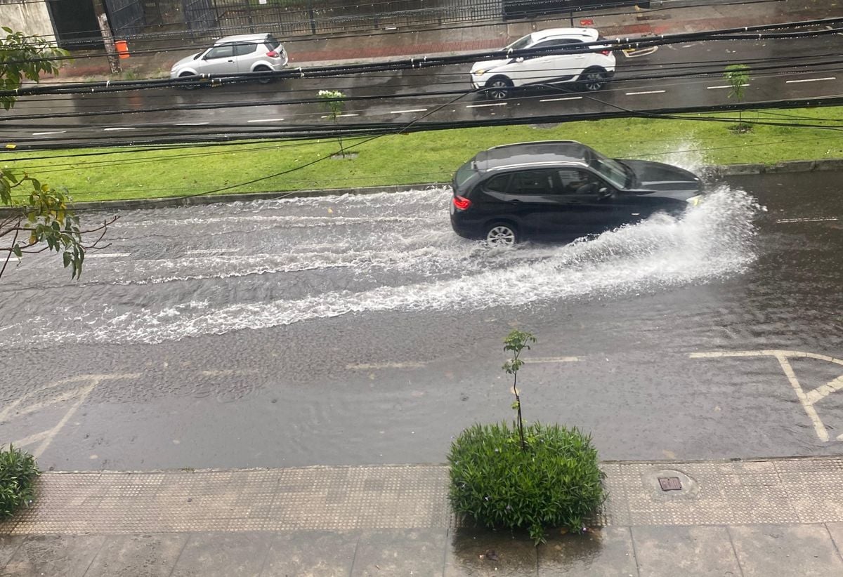 Chuva forte causa alagamento na Avenida Cezar Hilal, em Vitória