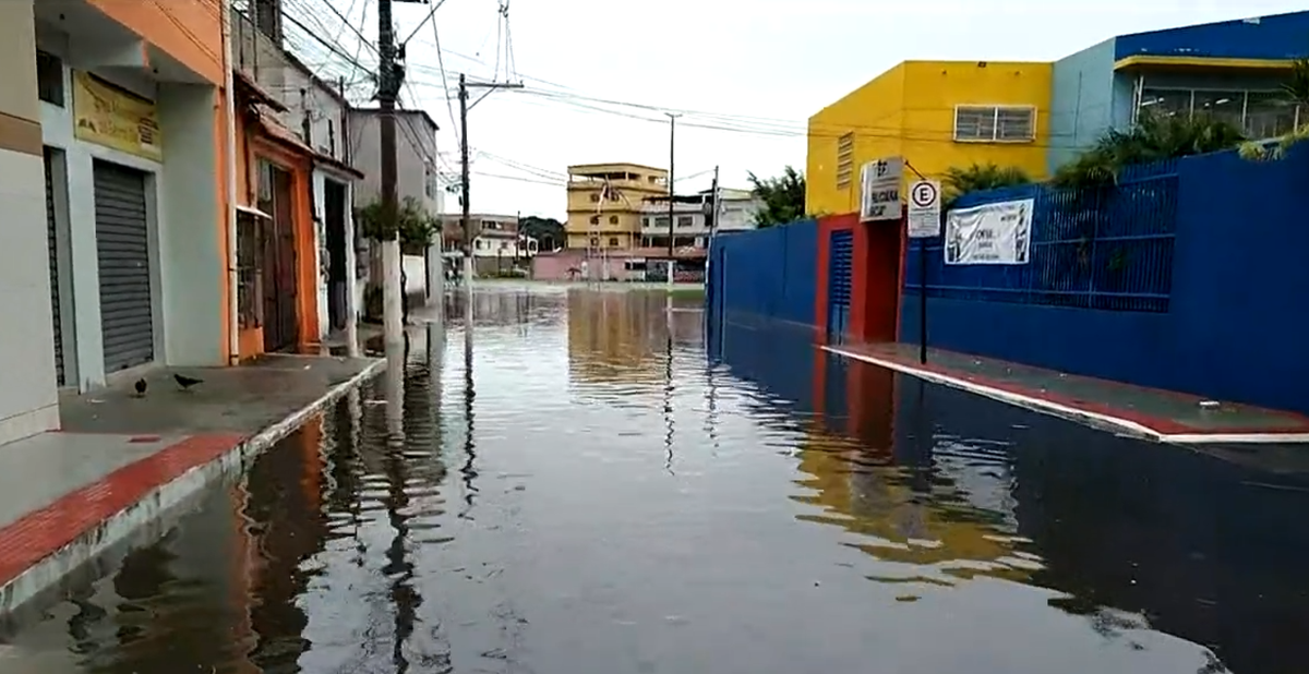 Rua de escola foi tomada por água em Vila Velha