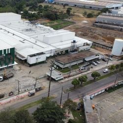 A fábrica, em operação há mais de 50 anos e que hoje produz embalagens de menor porte, vai fazer baldes industriais e praticamente dobrar de tamanho