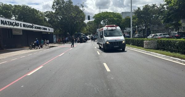 Segundo testemunhas, adolescentes atravessaram na faixa de pedestres, mas o sinal estaria vermelho para elas, momento em que foram atingidas por uma motocicleta