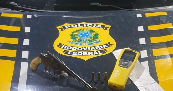 Polícia Rodoviária Federal disse que condutor estava em alta velocidade, fazendo manobras perigosas, como ultrapassagens em faixa contínua e zigue-zague