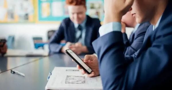 Governo orientou escolas sobre como tratar smartphones, mas decisão cabe a cada instituição de ensino. Este ano, muitas passaram a banir celulares.