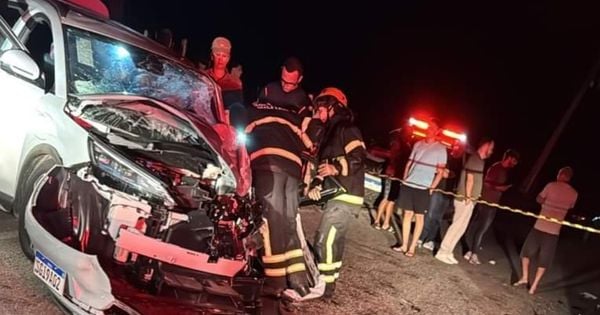 Colisão frontal ocorreu na noite de quarta-feira (30), na ES 488, e condutor do automóvel precisou ser resgatado por militares do Corpo de Bombeiros