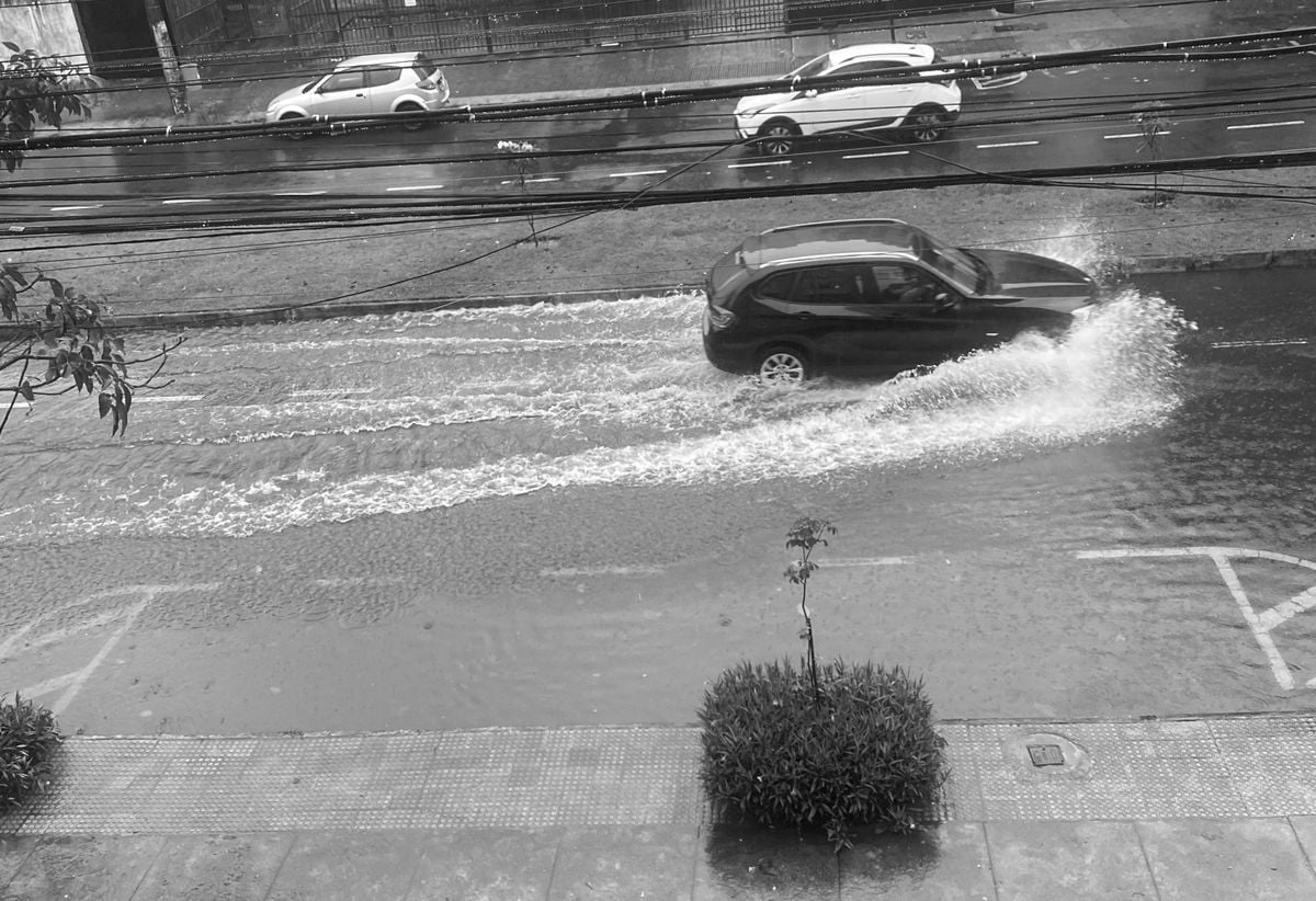 Chuva forte causa alagamento na Avenida Cezar Hilal, em Vitória