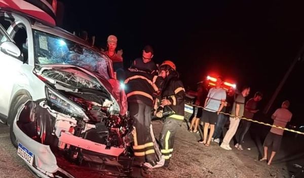 Motorista de carro fica preso às ferragens após se envolver em acidente com caminhão em Cachoeiro