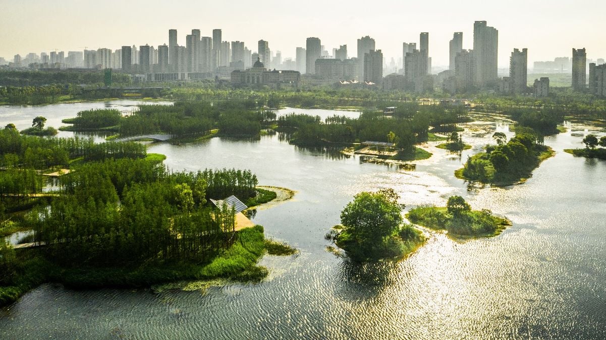 O conceito de cidade-esponja refere-se à criação de espaços naturais para absorver a água da chuva