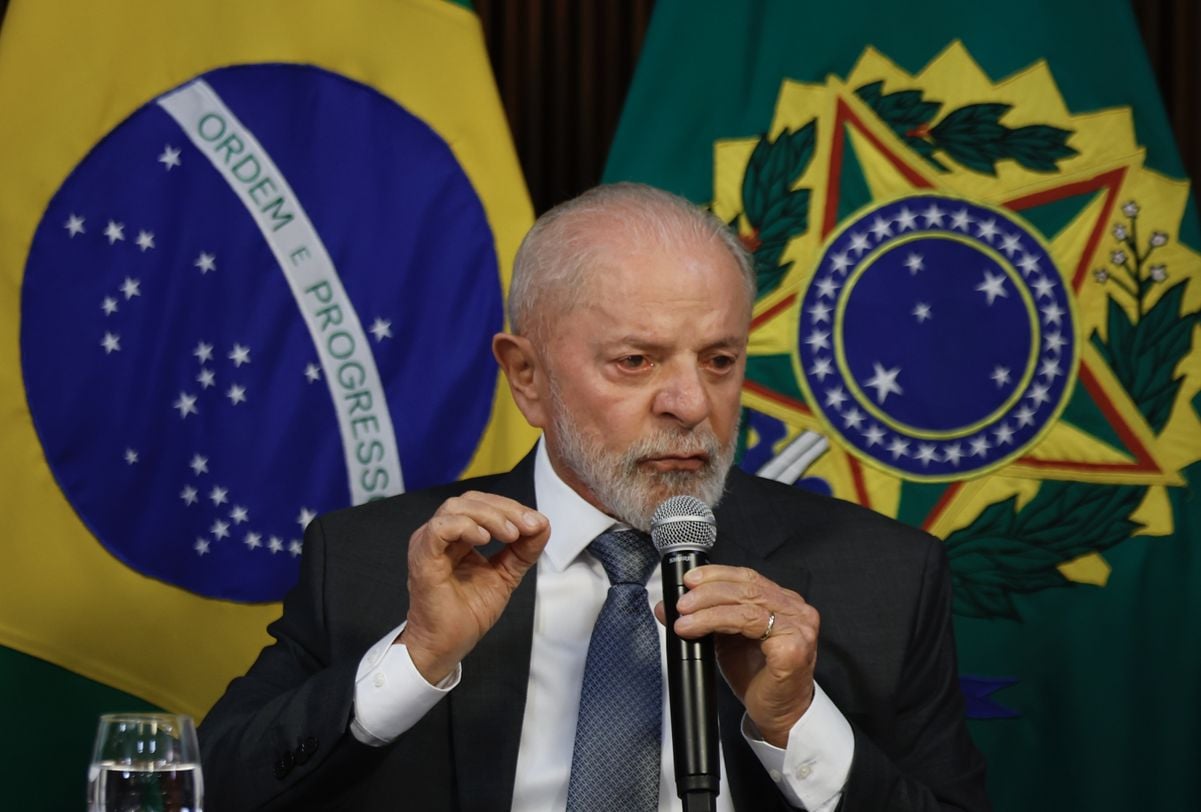 O presidente Lula, acompanhado do ministro da Justiça, Ricardo Lewandowski, e de diversas autoridades, participa de reunião com governadores de estado sobre segurança pública. No palácio do Planalto