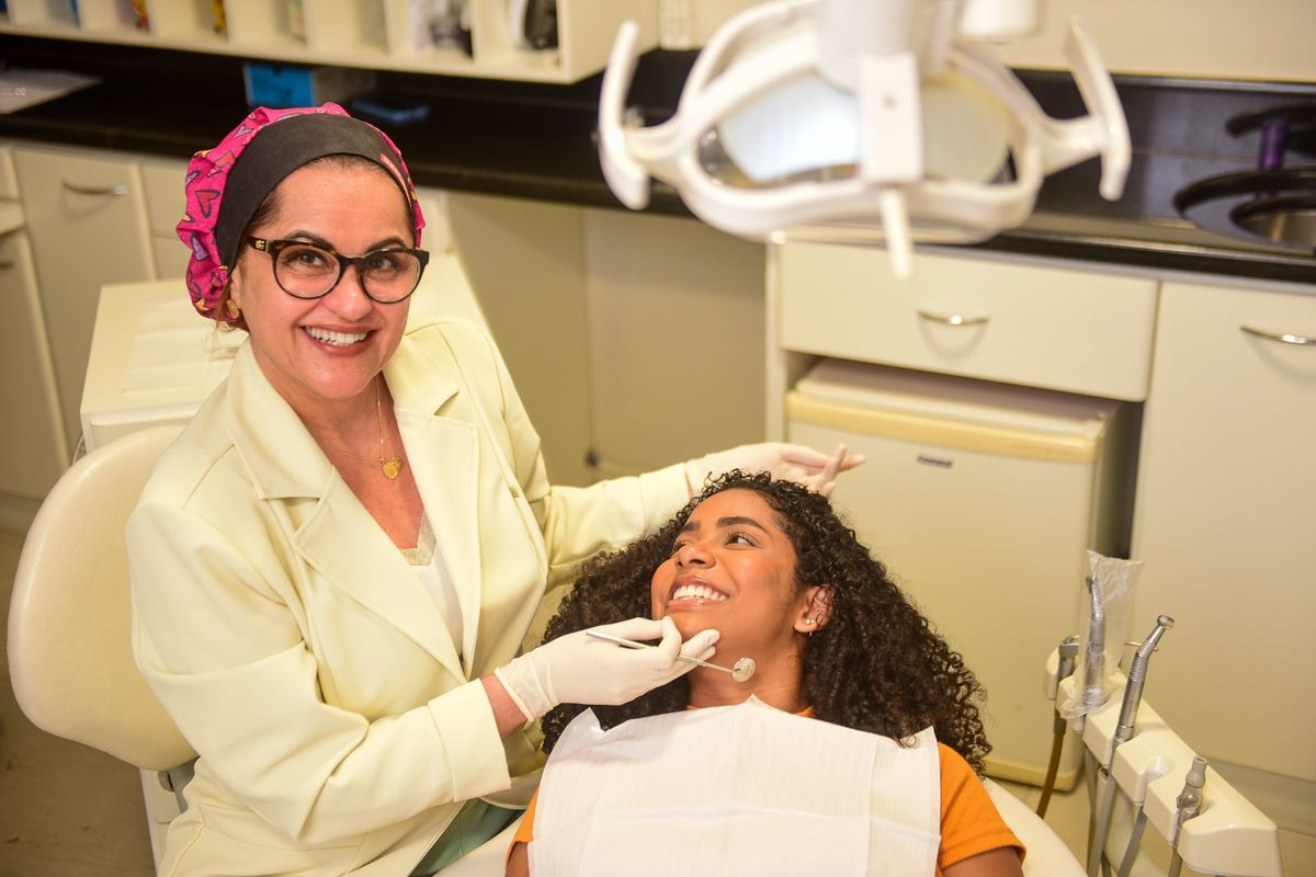 Vanessa Leal, dentista, com a paciente Nicole Correa de Barros