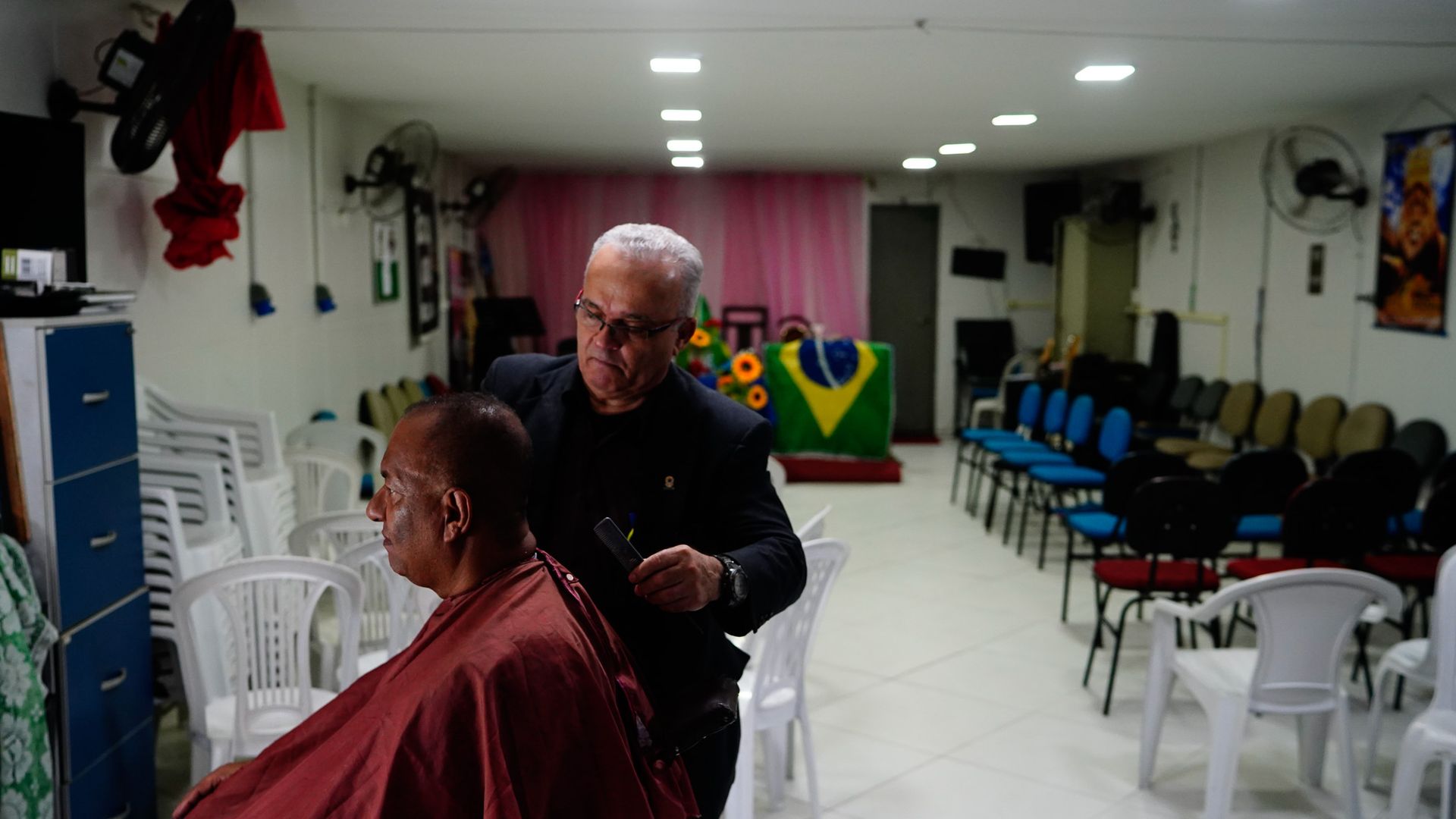 Pastor Genivaldo Cardoso abriu uma barbearia dentro da Igreja, em Jesus de Nazareth