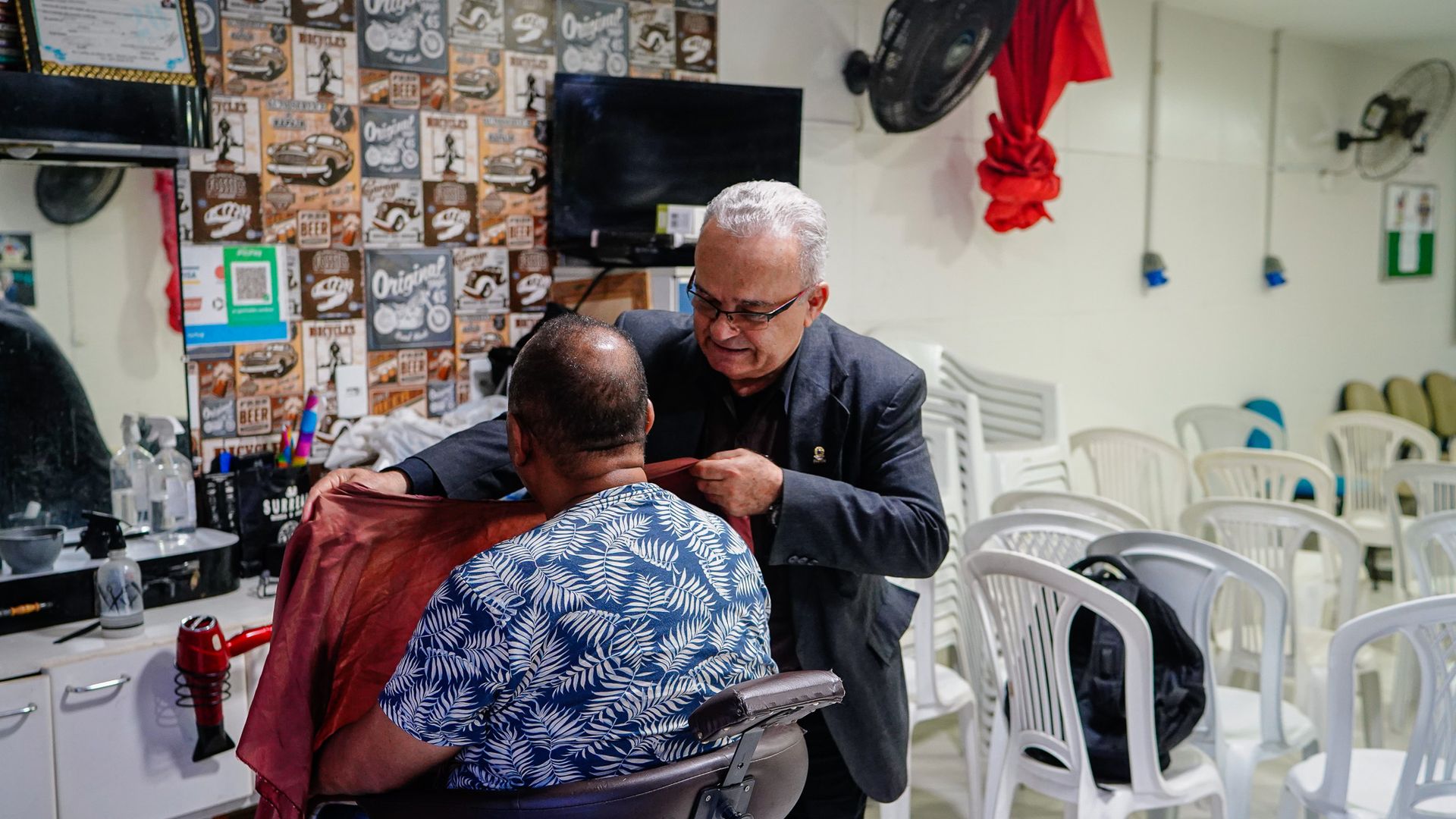 Pastor Genivaldo Cardoso abriu uma barbearia dentro da Igreja, em Jesus de Nazareth