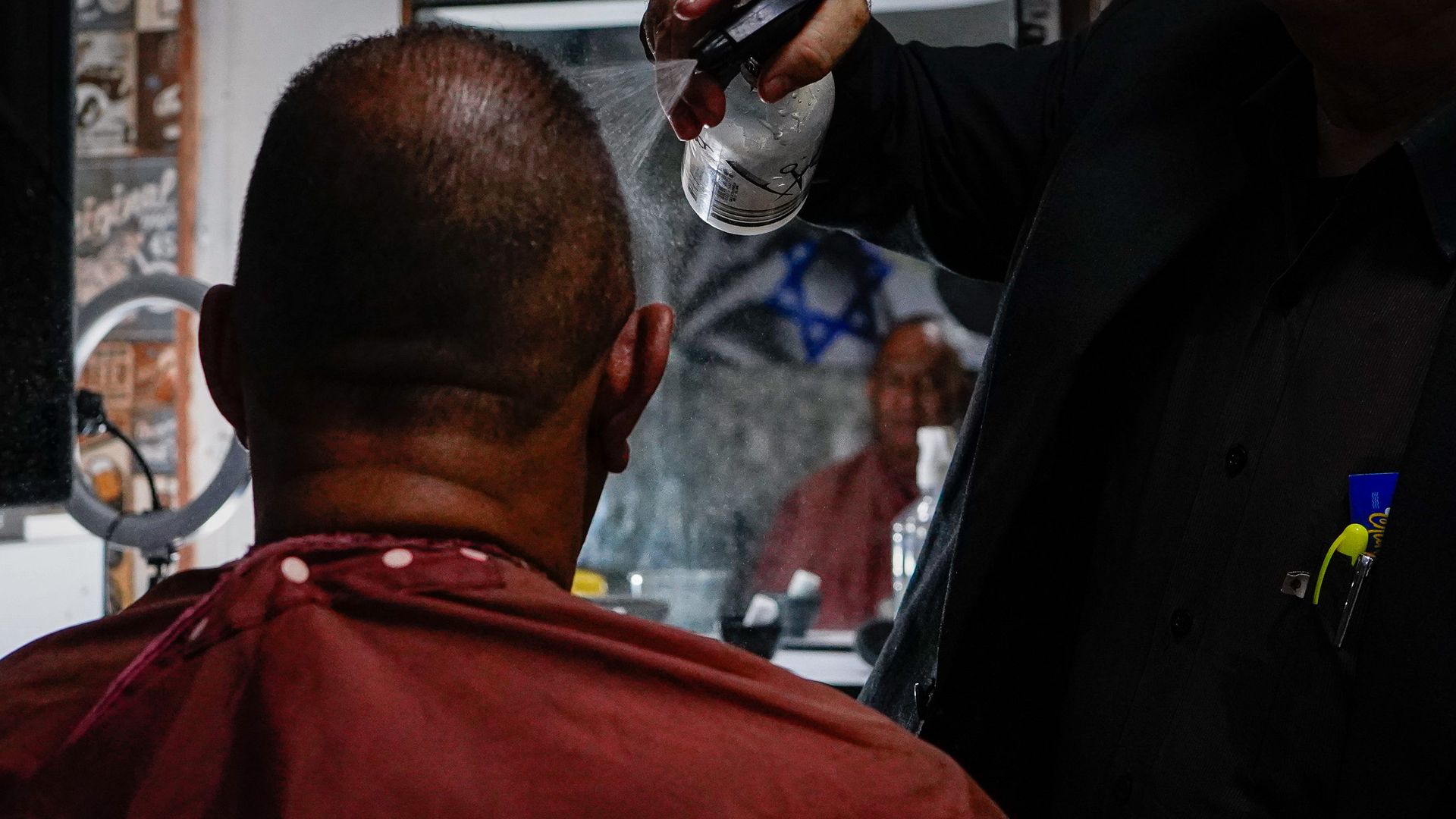 Pastor Genivaldo Cardoso abriu uma barbearia dentro da Igreja, em Jesus de Nazareth