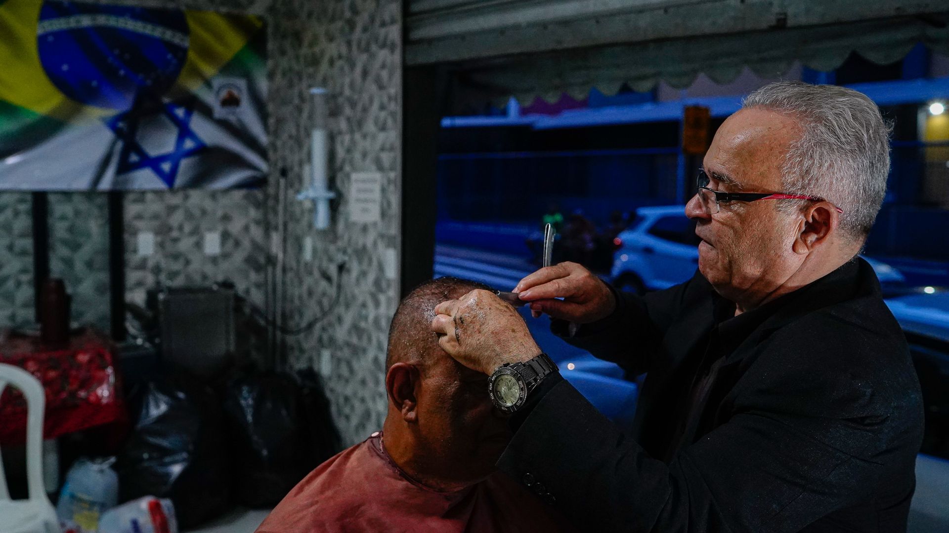 Pastor Genivaldo Cardoso abriu uma barbearia dentro da Igreja, em Jesus de Nazareth