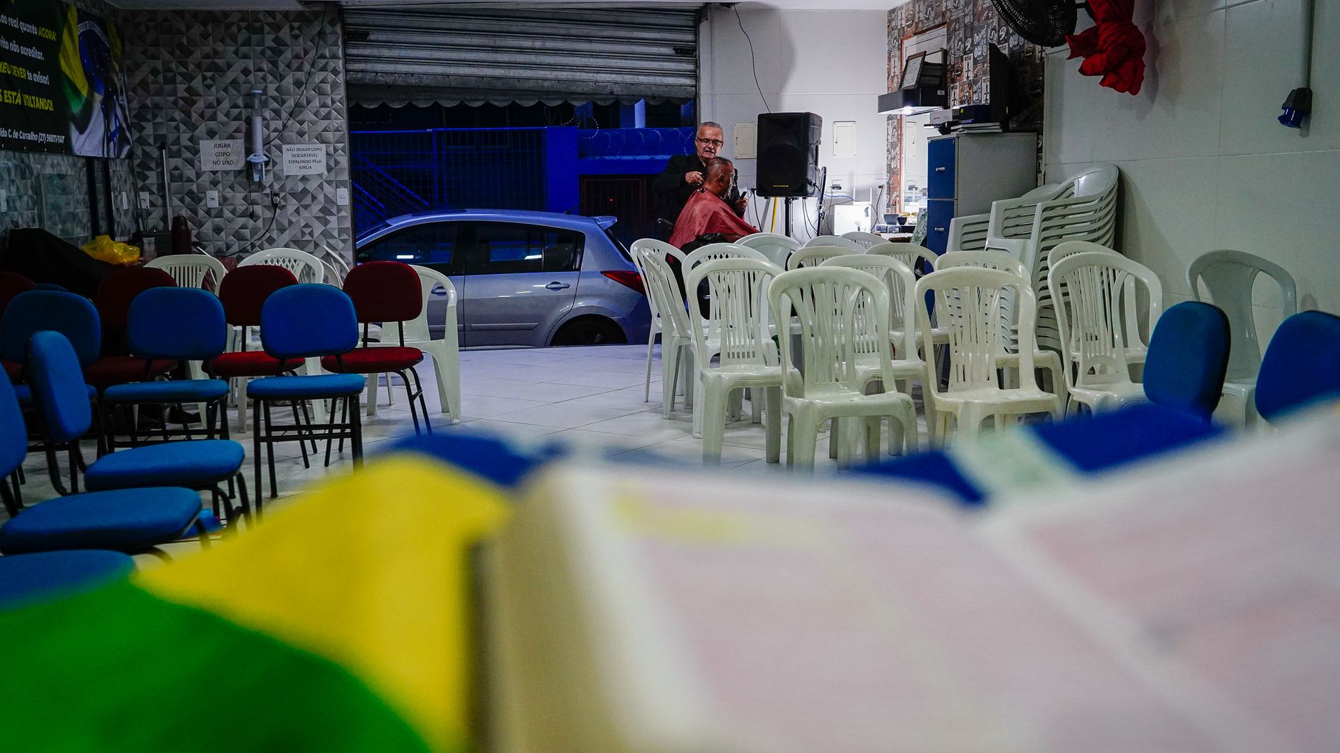 Pastor Genivaldo Cardoso abriu uma barbearia dentro da Igreja, em Jesus de Nazareth