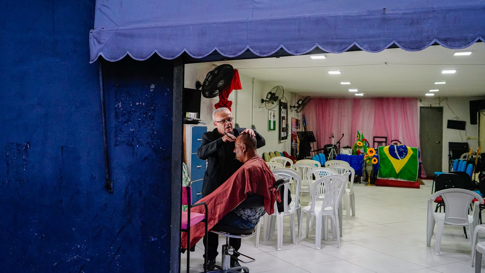 Pastor Genivaldo Cardoso abriu uma barbearia dentro da Igreja, em Jesus de Nazareth