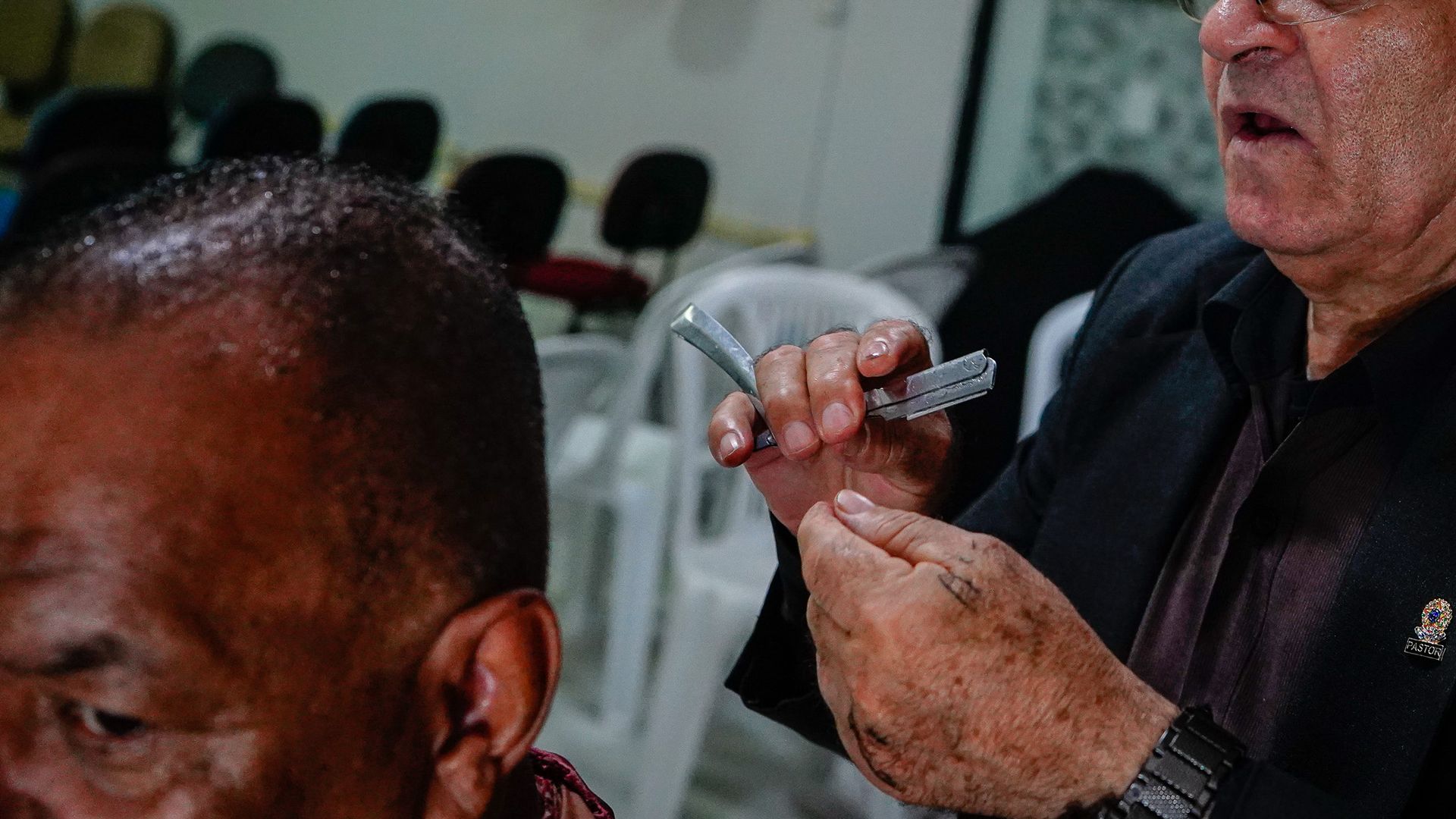 Pastor Genivaldo Cardoso abriu uma barbearia dentro da Igreja, em Jesus de Nazareth