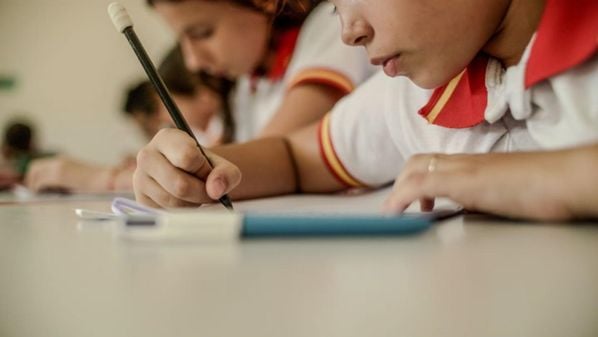 A BBC News Brasil visitou Manaquiri (AM) e Pires Ferreira (CE), duas cidades com um mesmo nível de desenvolvimento, para entender como elas chegaram aos extremos do ranking da educação no Brasil.