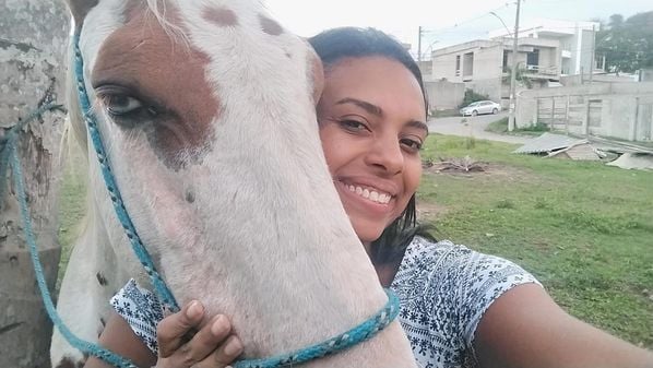 O animal foi levado por um motociclista, que puxou o equino com uma corda na manhã dessa quinta-feira (31). Nesta sexta (1), ele foi encontrado pelos donos