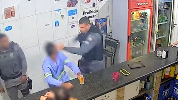 Imagens da câmera do estabelecimento mostram o momento em que um policial dá três tapas no rosto de um homem, que, segundo o militar, agredia a mãe acamada