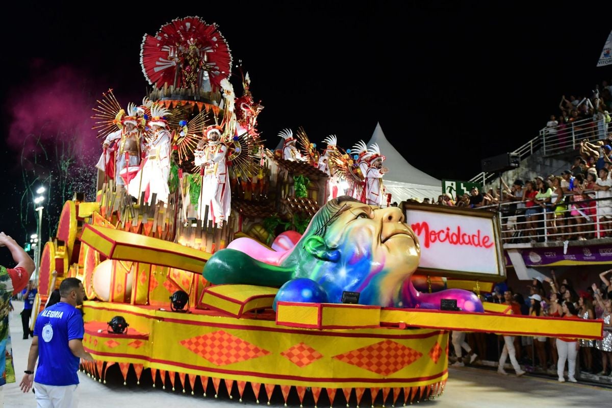 Confira o desfile da Mocidade Unida da Glória no Carnaval de Vitória 2024    