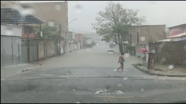 Foram 32 milímetros de chuva em 50 minutos, causando alagamentos nos bairros Interlagos e Shell; apesar da chuva forte, a Defesa Civil não chegou a ser acionada