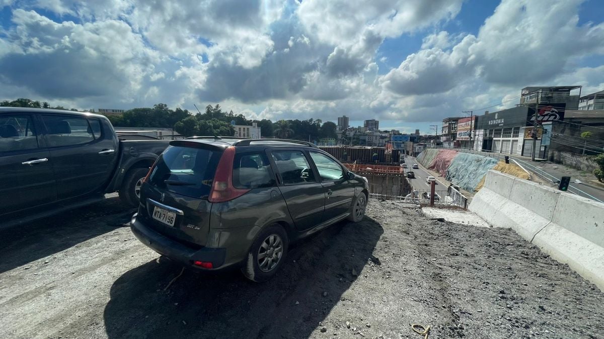 Carro invade obras e fica pendurado em viaduto com mais de oito metros de altura em Cariacica.