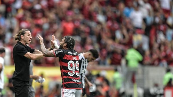 Treinador explicou a situação com o atacante como "coisa normal" do futebol e elogiou a atuação do camisa 99 na partida