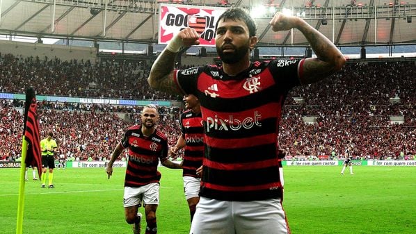 Atacante foi decisivo, anotou dois gols e foi ovacionado pela torcida no Maracanã, na tarde deste domingo (3); Rubro-Negro ganhou por 3 a 1 e será campeão até se perder, na volta, por um gol de diferença