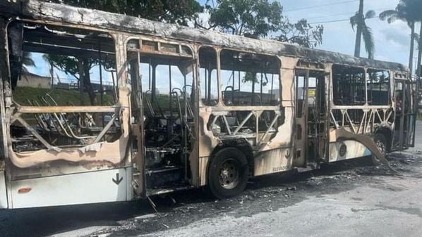 Três veículos do Sistema Transcol foram alvo de ataques criminosos na tarde de domingo (3); um foi completamente destruído pelo fogo e outros dois foram apedrejados