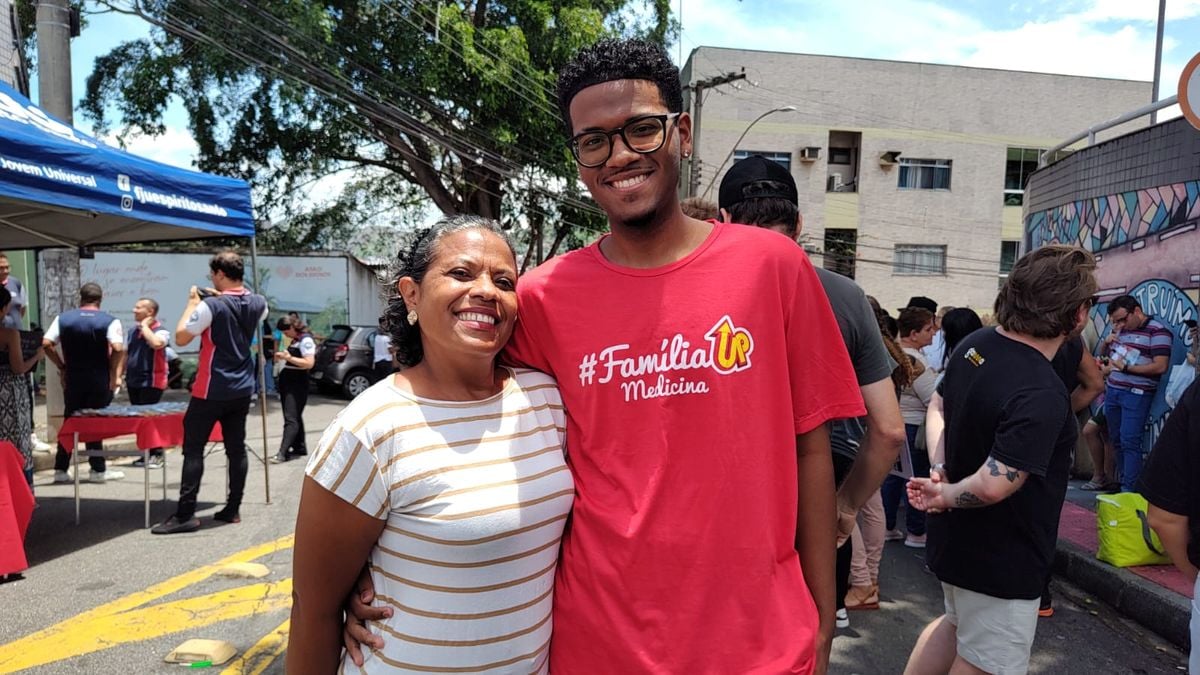 Mãe, irmão, cunhada e sobrinha vieram trazer o jovem ao local de prova.