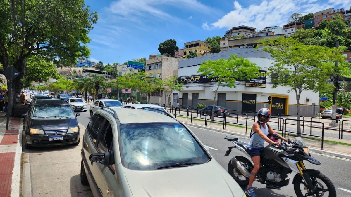 Fluxo de carros e motos na Avenida Vitória, em frente ao Salesiano