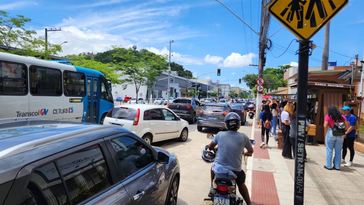 Fluxo de veículos na Avenida Vitória, em frente ao Salesiano