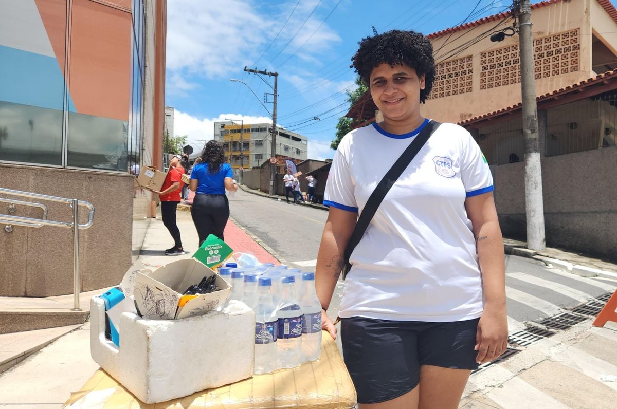 Karolyne Barbosa Marcos vende canetas e água na subida da Faesa