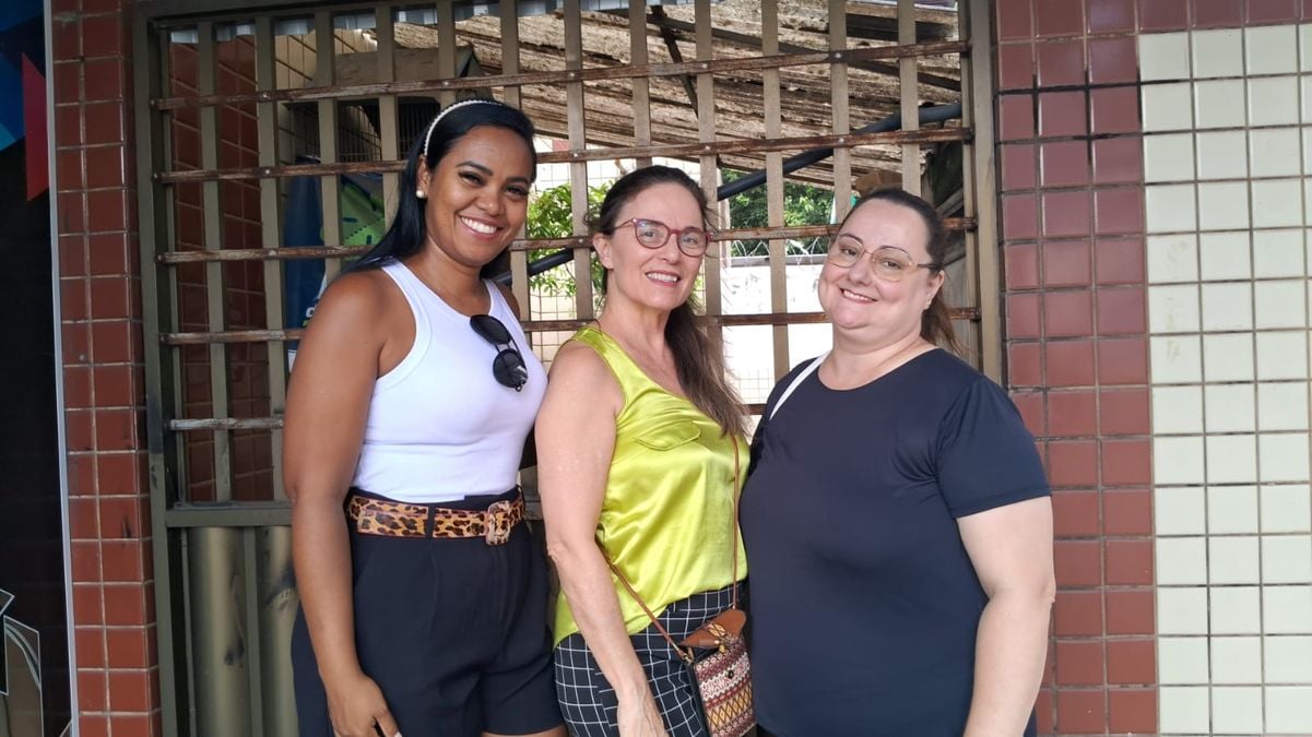 Vanessa Cardoso Ferreira (44), Alice Correa (40) e Ana Claúdia Buzatto, (62) estão em frente a Estácio de Sá de Jardim Camburi aguardando os filhos.