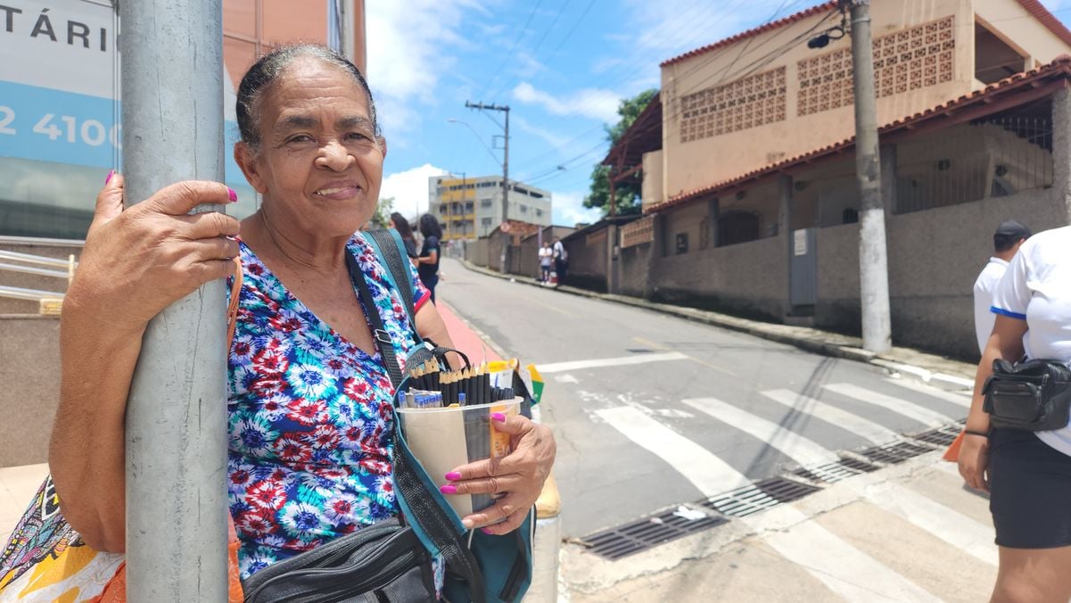 Neusa vende caentas para estudantes próximo à Faesa, local de provas para o Enem