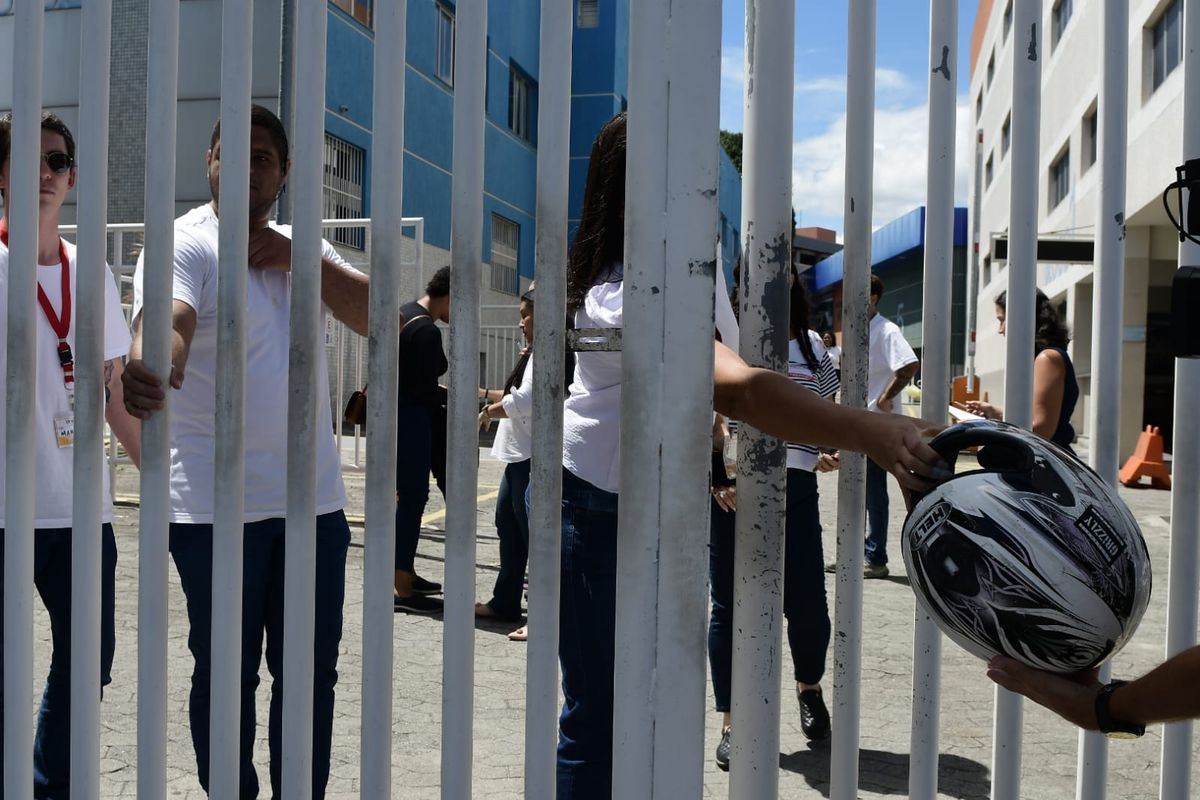 Portões de locais de prova são fechados neste primeiro domingo de Enem