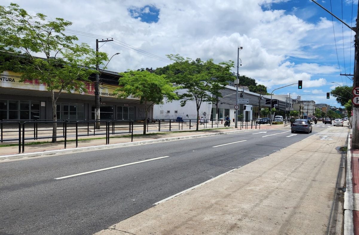 Horas antes do primeiro domingo de prova do Enem, o trânsito na Av. Vitória segue tranquilo.