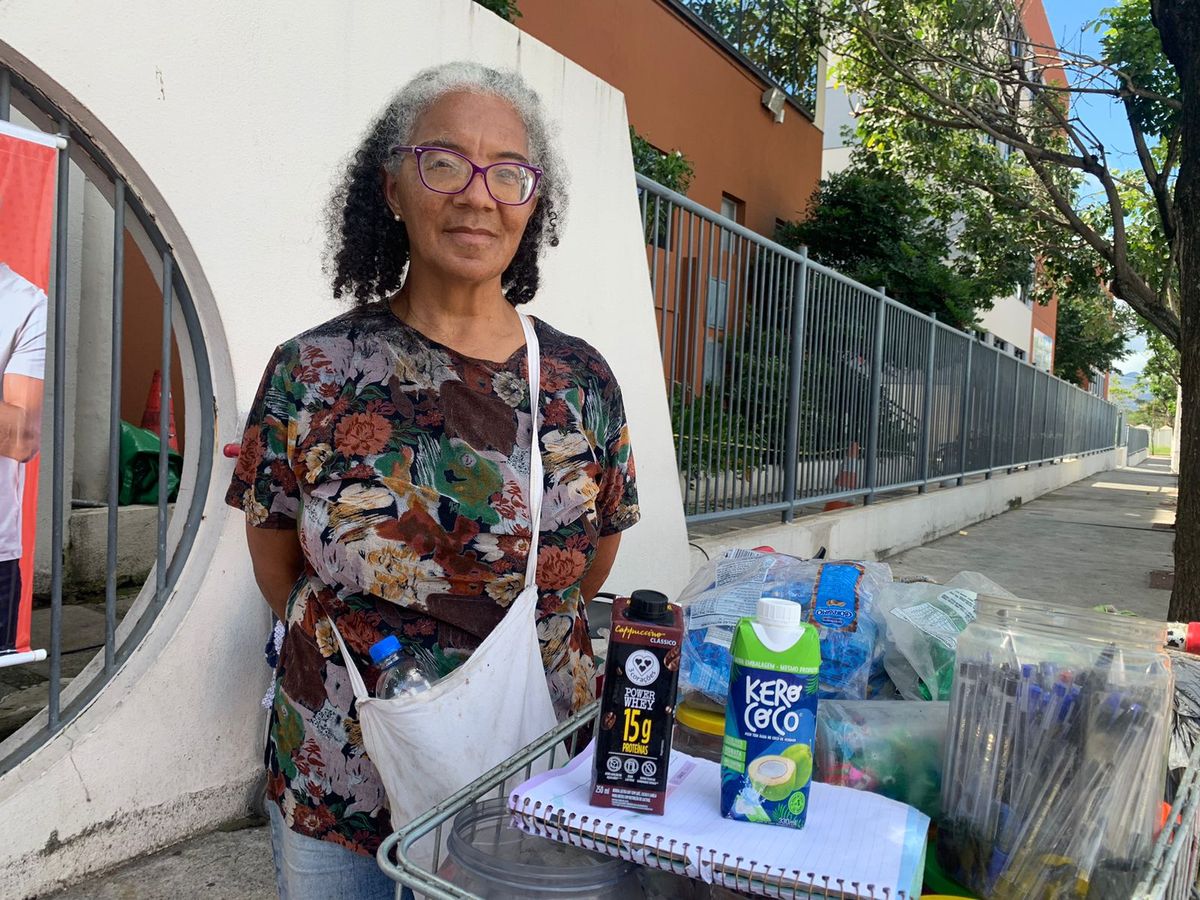 Vany Teresinha, de 60 anos de idade, está na porta da Multivix vendendo Whey e canetas