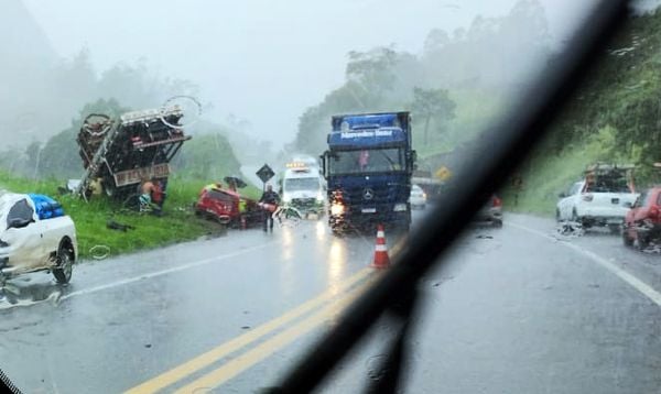 Acidente na BR 101 na tarde desta segunda-feira (4)