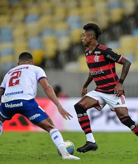 Bruno Henrique em ação contra o Bahia pelo Brasileirão.