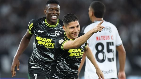 Em noite inspirada e com direito espetáculo em campo, o Glorioso não tomou conhecimento do rival, venceu por 3 a 0 e colocou seis pontos para o Palmeiras