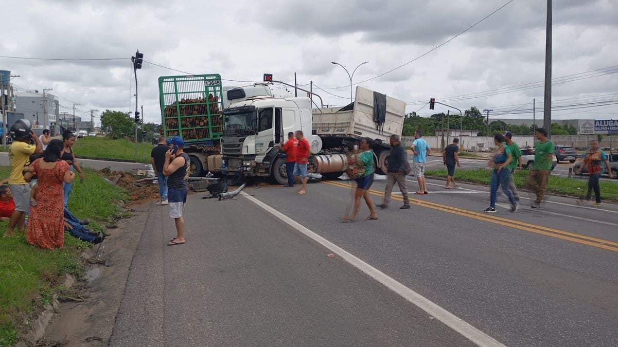 Batida aconteceu no fim da manhã desta terça (5) na BR 101, em Linhares