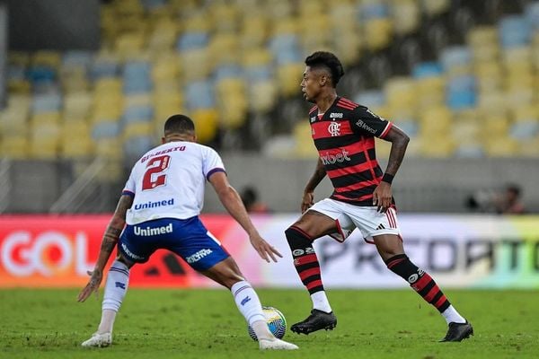 Bruno Henrique em ação contra o Bahia pelo Brasileirão.